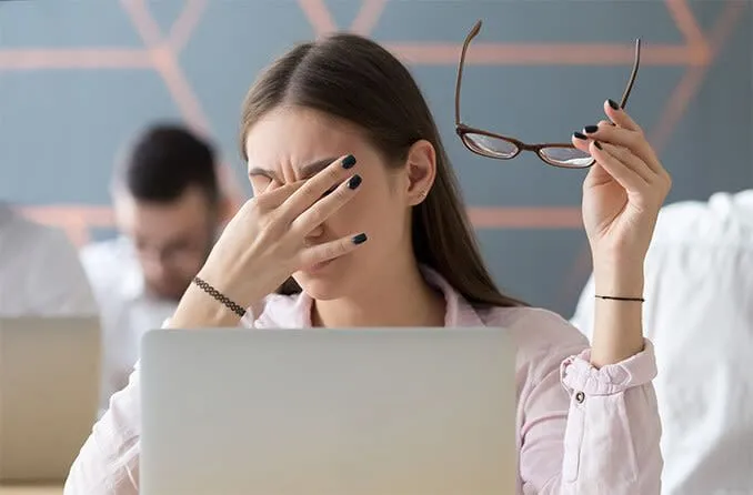 Người phụ nữ dụi mắt vì mỏi mắt kỹ thuật số