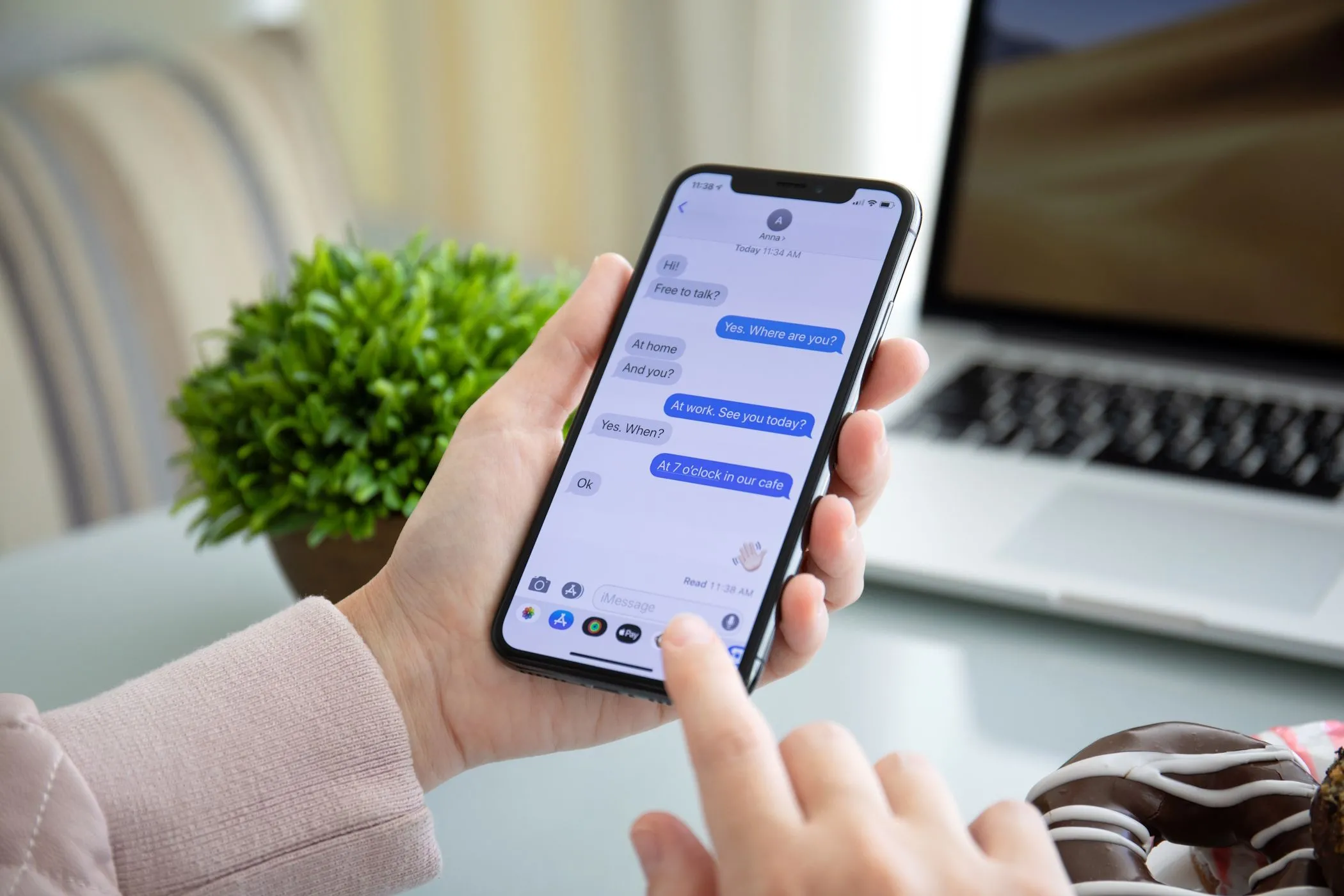 Người phụ nữ dùng iMessage trên iPhone chia sẻ nội dung đa phương tiện
