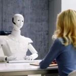 Người phụ nữ phỏng vấn với robot AI thể hiện tương tác giữa con người và AI Agents trong công việc