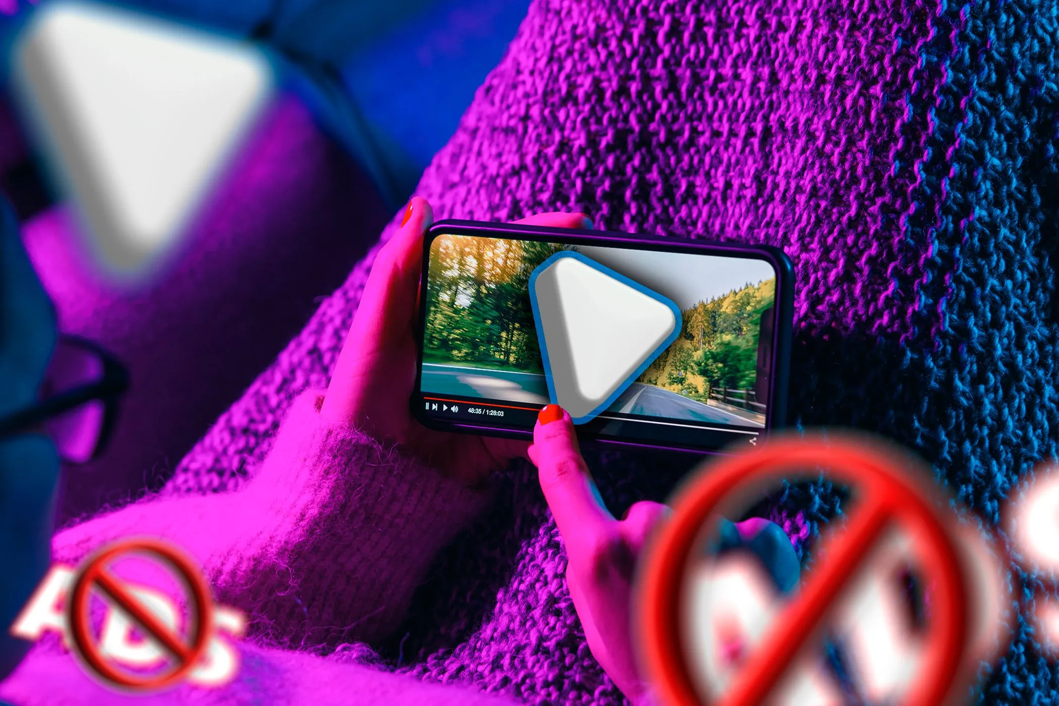 Người xem video trên điện thoại với biểu tượng phát và không quảng cáo
