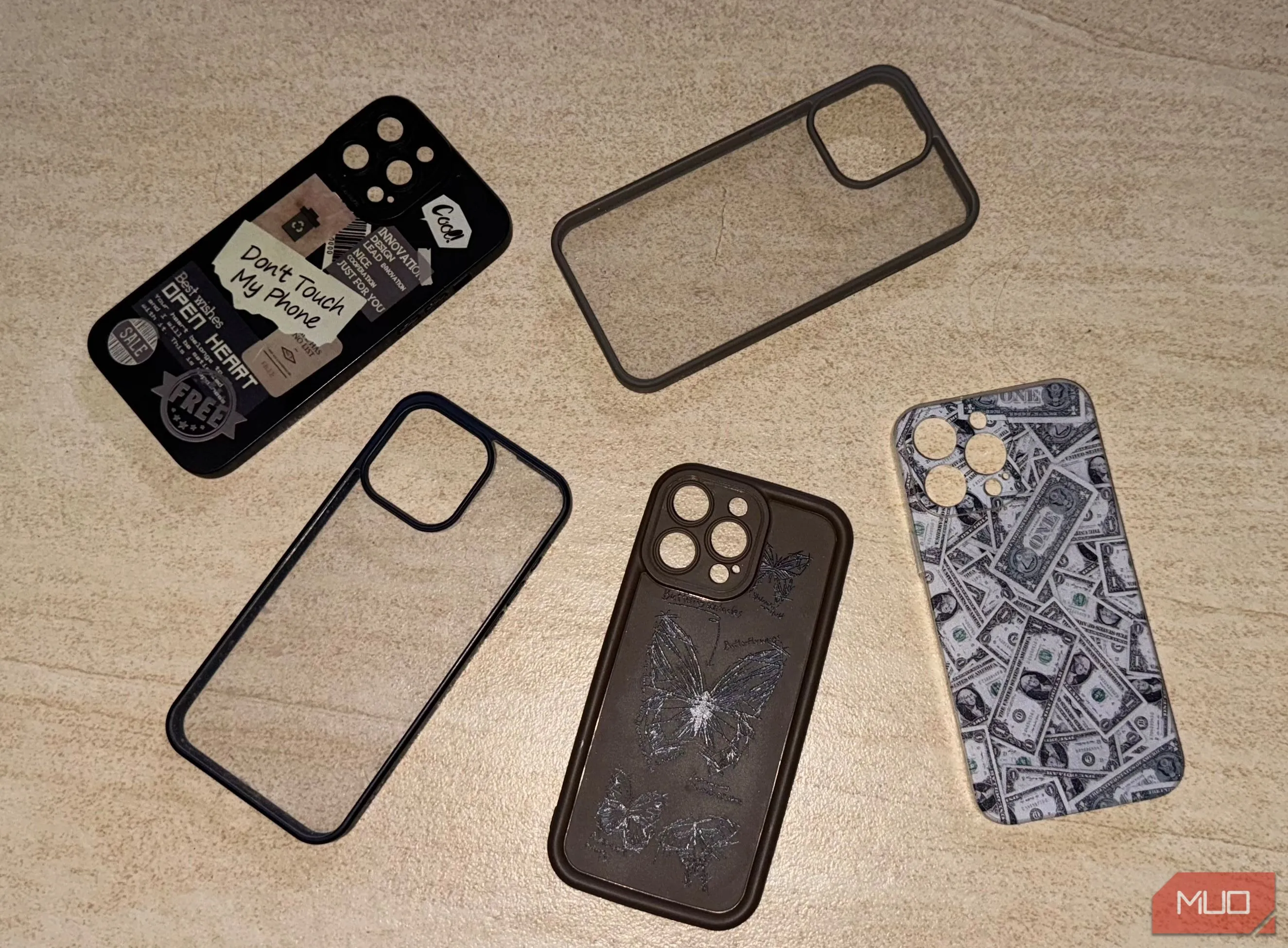 Nhiều ốp lưng điện thoại iPhone 15 Pro Max trên sàn, minh họa phụ kiện bảo vệ