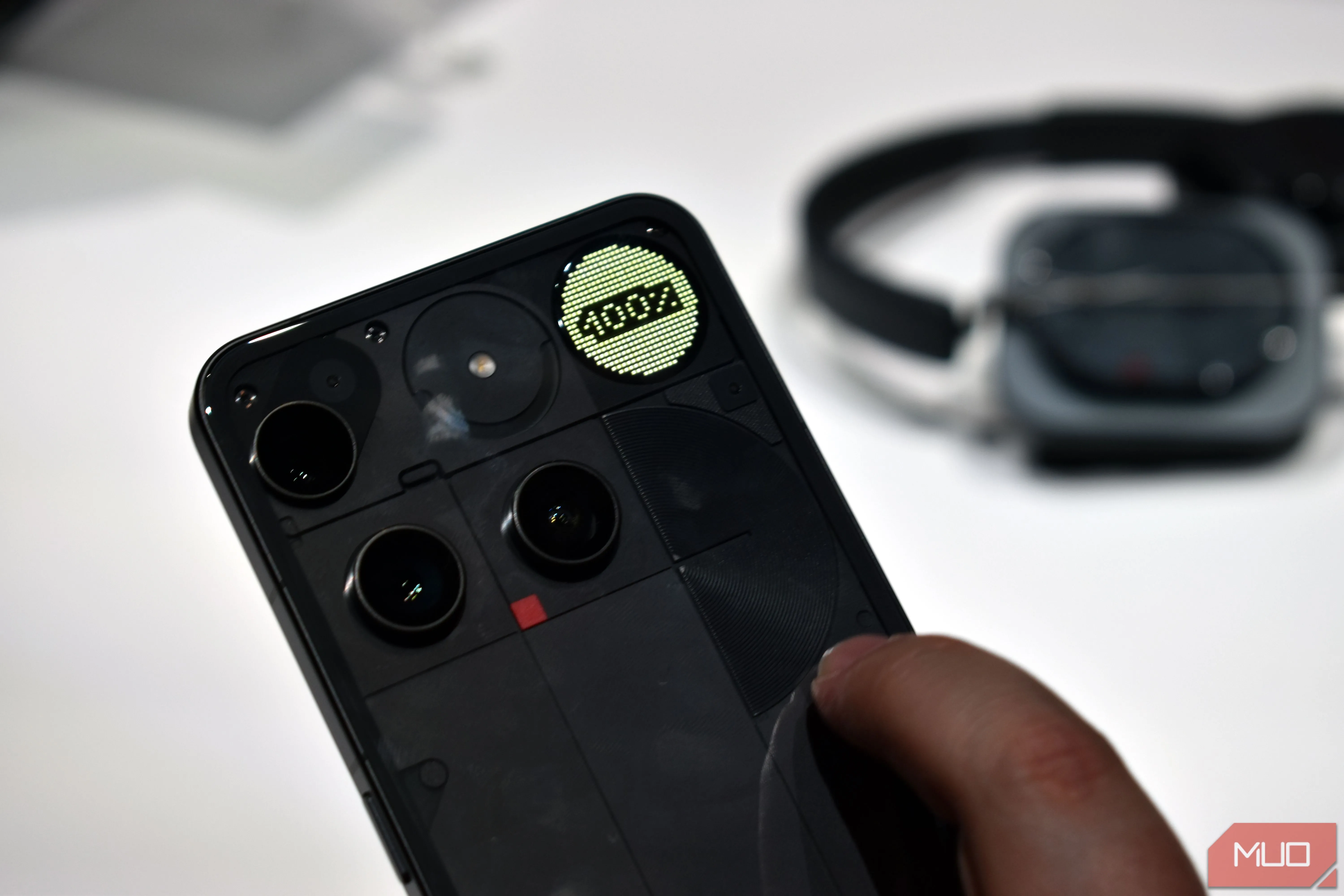 Nothing Phone (3) phiên bản màu đen hiển thị rõ Glyph Matrix mới với khả năng hiển thị thông tin trực quan.