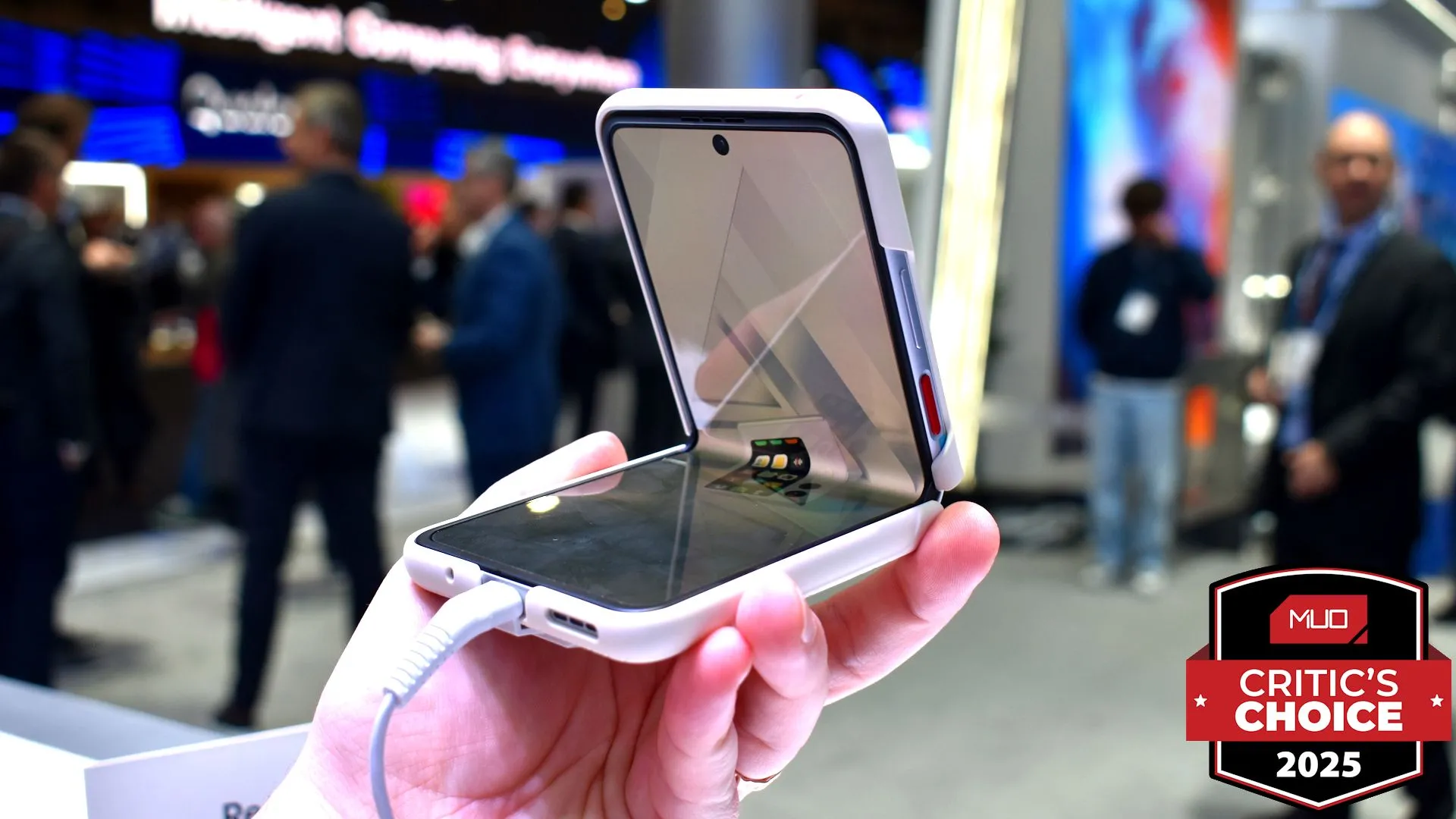 Nubia Flip 2 5G điện thoại gập mở một góc tại MWC 2025