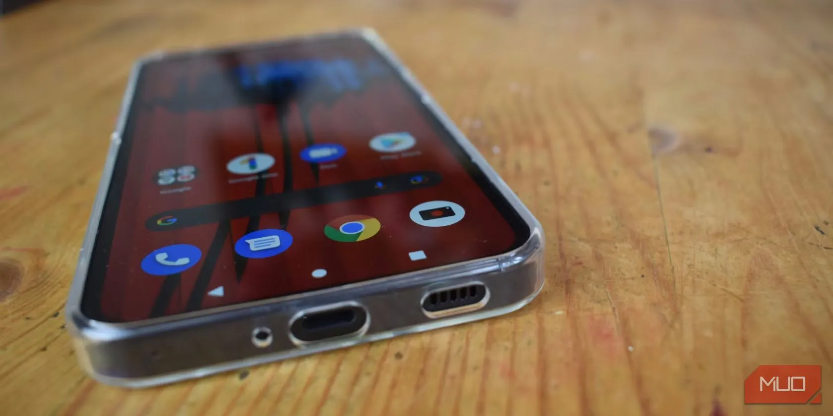 Nút chặn bụi được cắm vào cổng sạc của điện thoại Nothing Phone 1, minh họa cách bảo vệ thiết bị khỏi bụi bẩn và ẩm ướt
