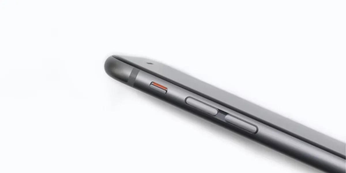 Nút gạt chế độ im lặng và các nút âm lượng trên thân iPhone