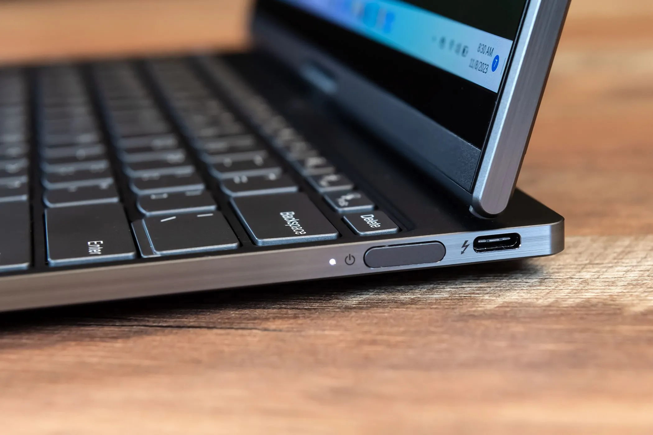 Nút nguồn và cổng sạc USB-C trên laptop Lenovo ThinkBook Plus Gen 4, minh họa cho việc thực hiện Hard Reset.