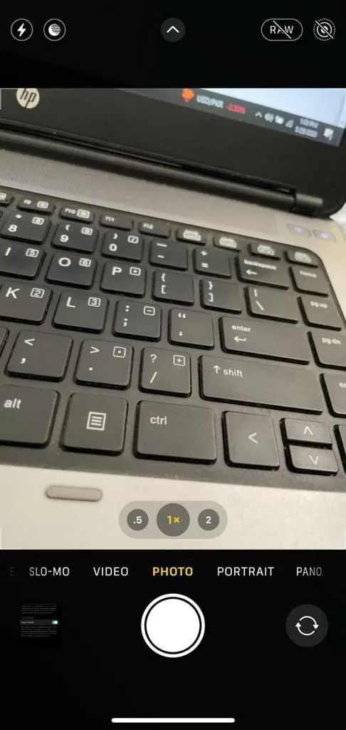 Nút RAW để kích hoạt định dạng Apple ProRAW trên giao diện camera iPhone