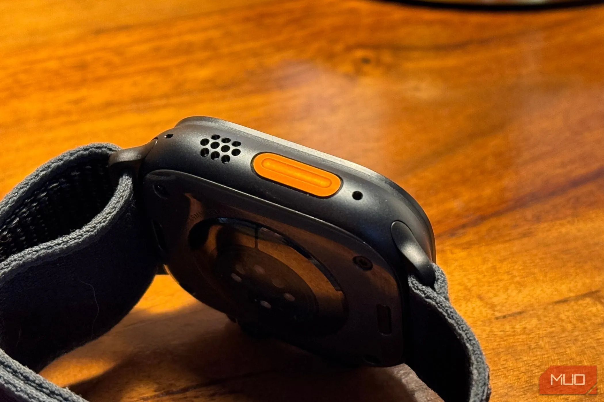 Nút Tác vụ (Action Button) trên Apple Watch Ultra 2 màu đen titan