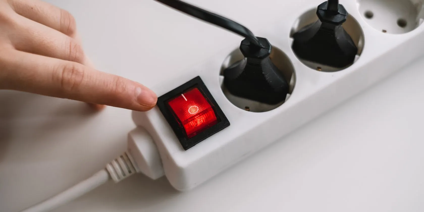 Ổ cắm chống sét lan truyền (surge protector) với nhiều cổng cắm, bảo vệ tivi và các thiết bị điện tử khỏi tăng áp đột ngột.