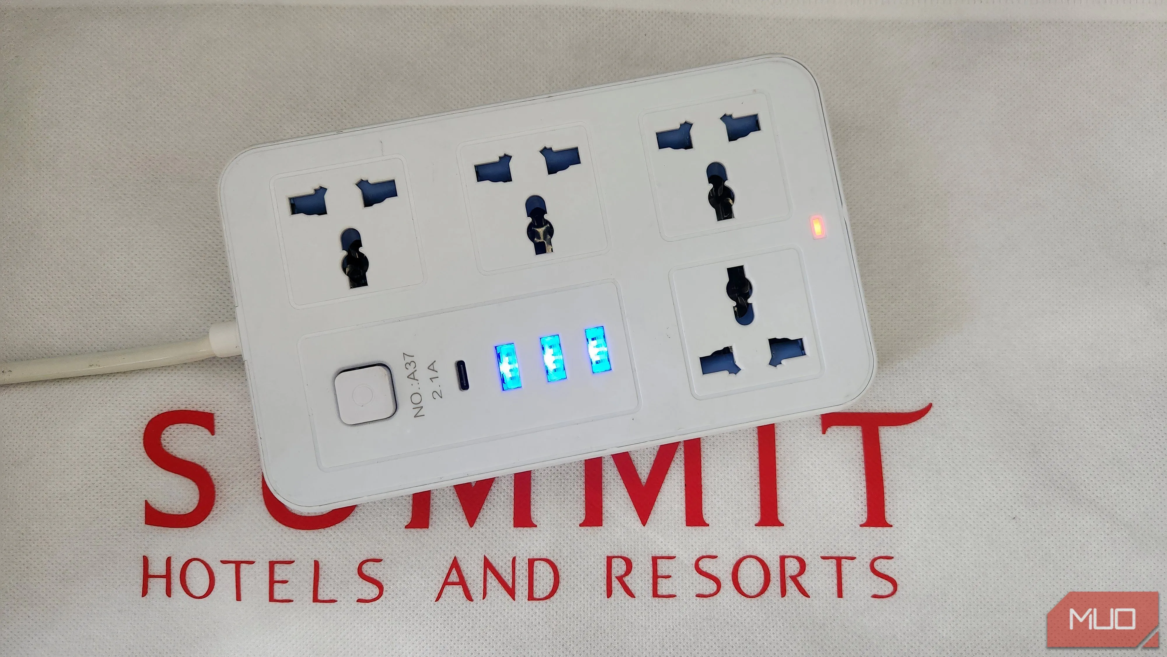 Ổ cắm điện đa năng kèm cổng USB, giúp sạc nhiều thiết bị công nghệ và cấp nguồn cho streaming device trong phòng khách sạn.