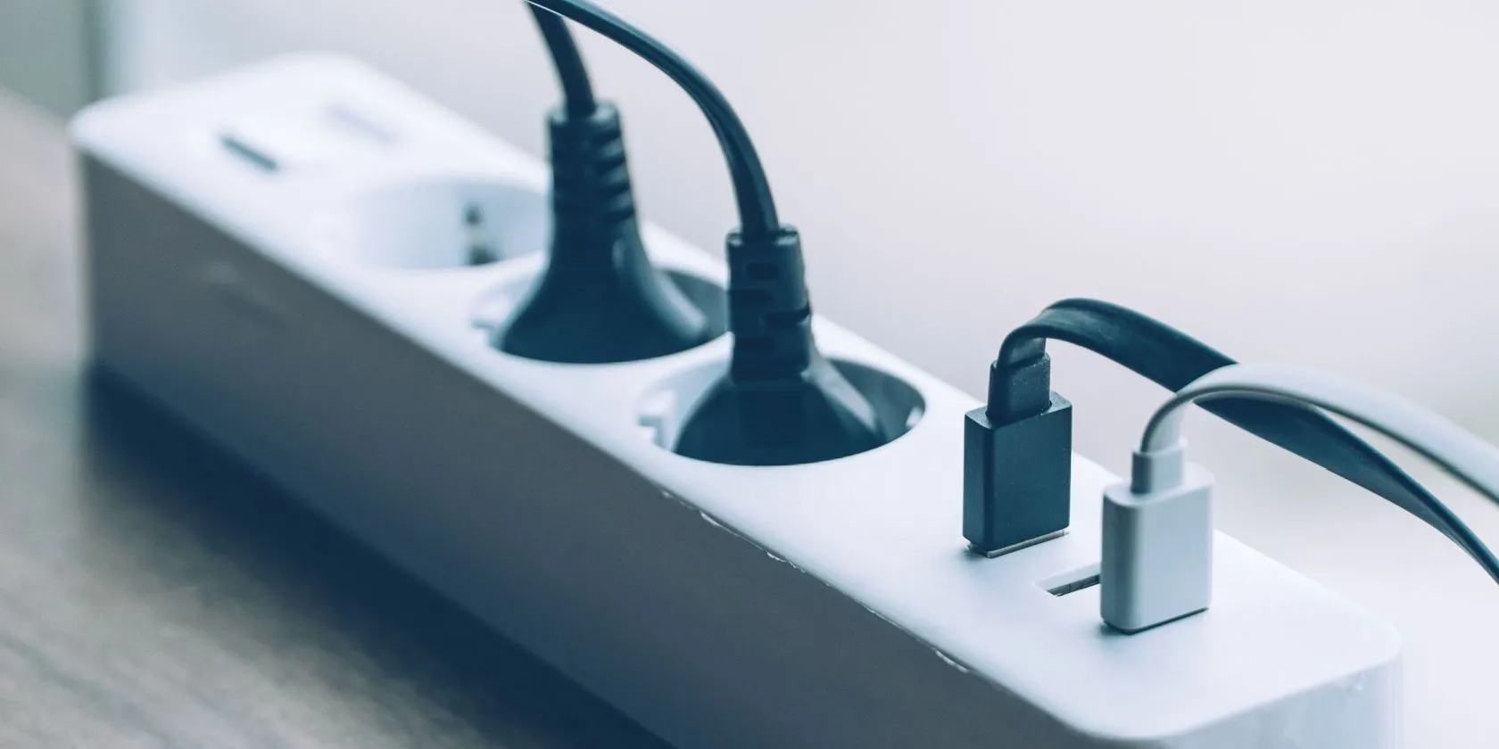 ổ cắm điện thông minh với nhiều cổng cắm và USB