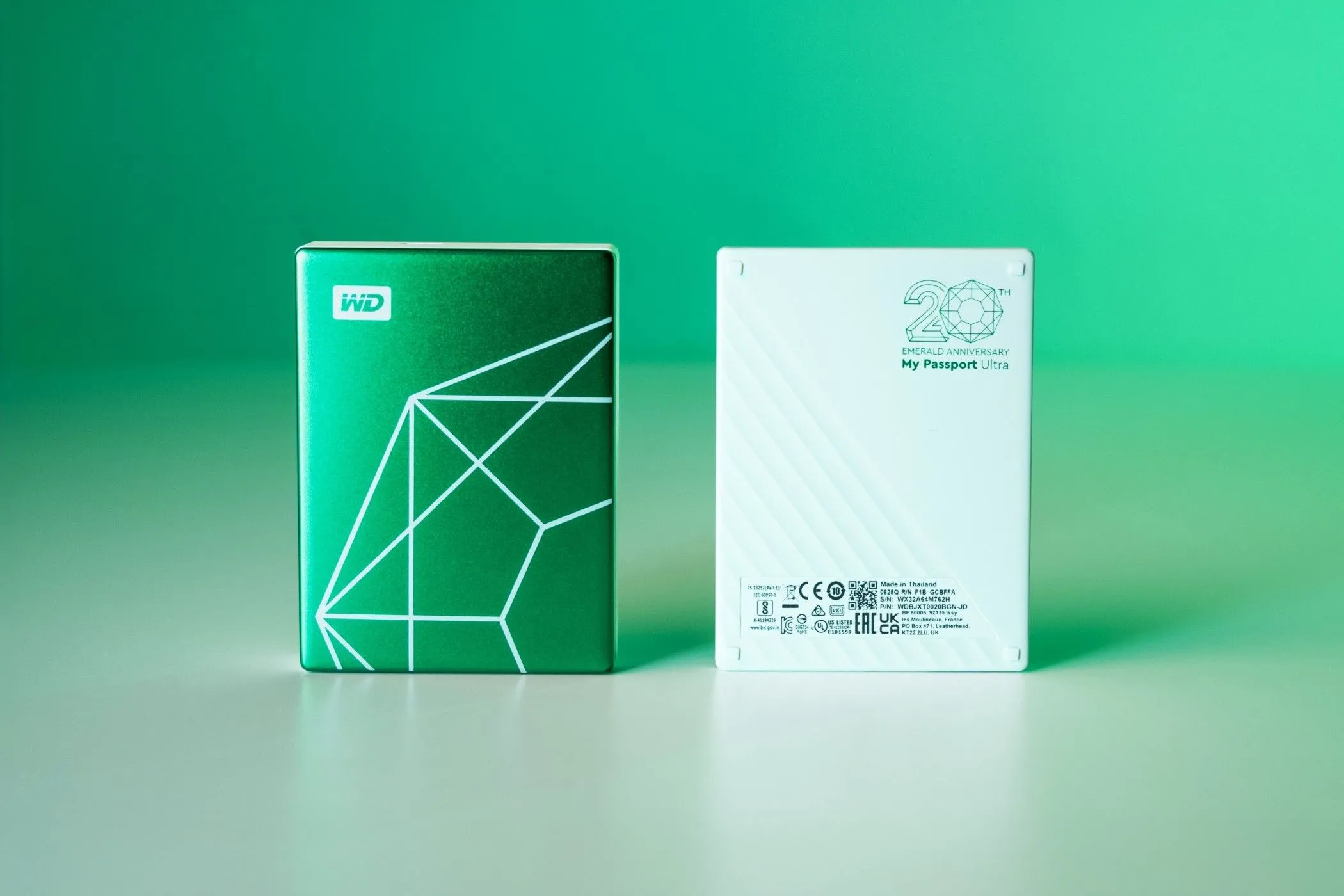 Ổ cứng di động WD My Passport Ultra Kỷ Niệm 20 Năm màu ngọc lục bảo, nhìn từ mặt trước và mặt sau