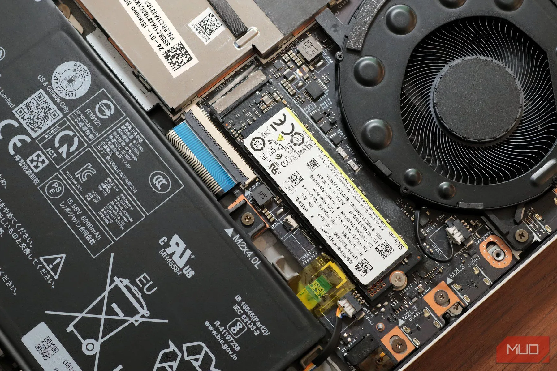 ổ cứng SSD bên trong laptop Lenovo Legion 7i tăng cường an toàn dữ liệu