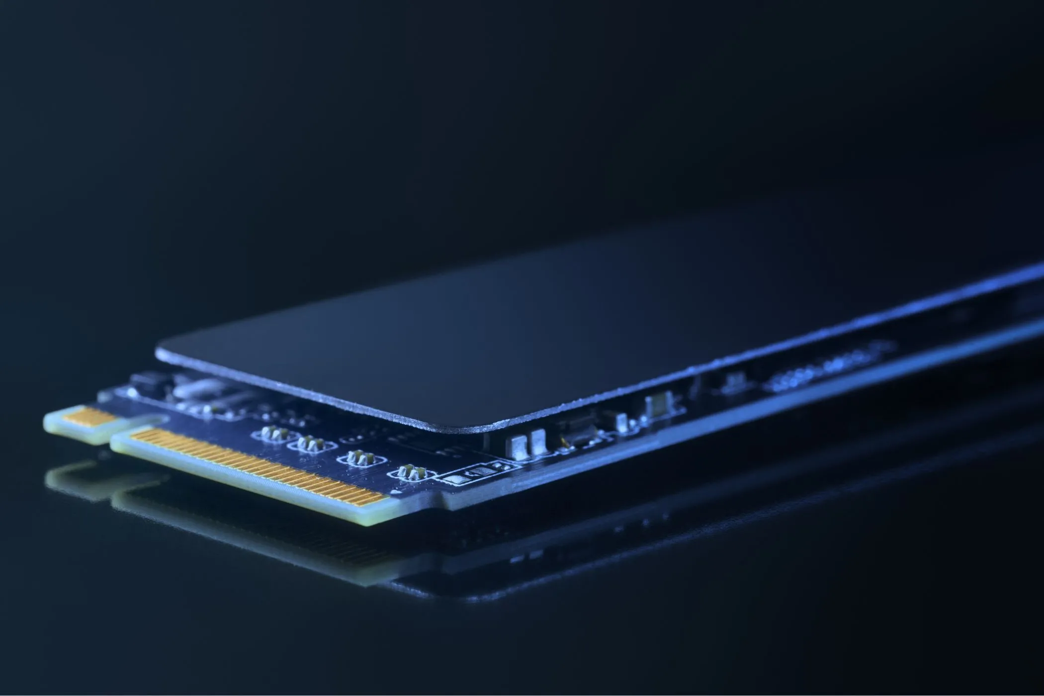 Ổ cứng SSD M.2 NVMe được đặt trên mặt bàn gỗ