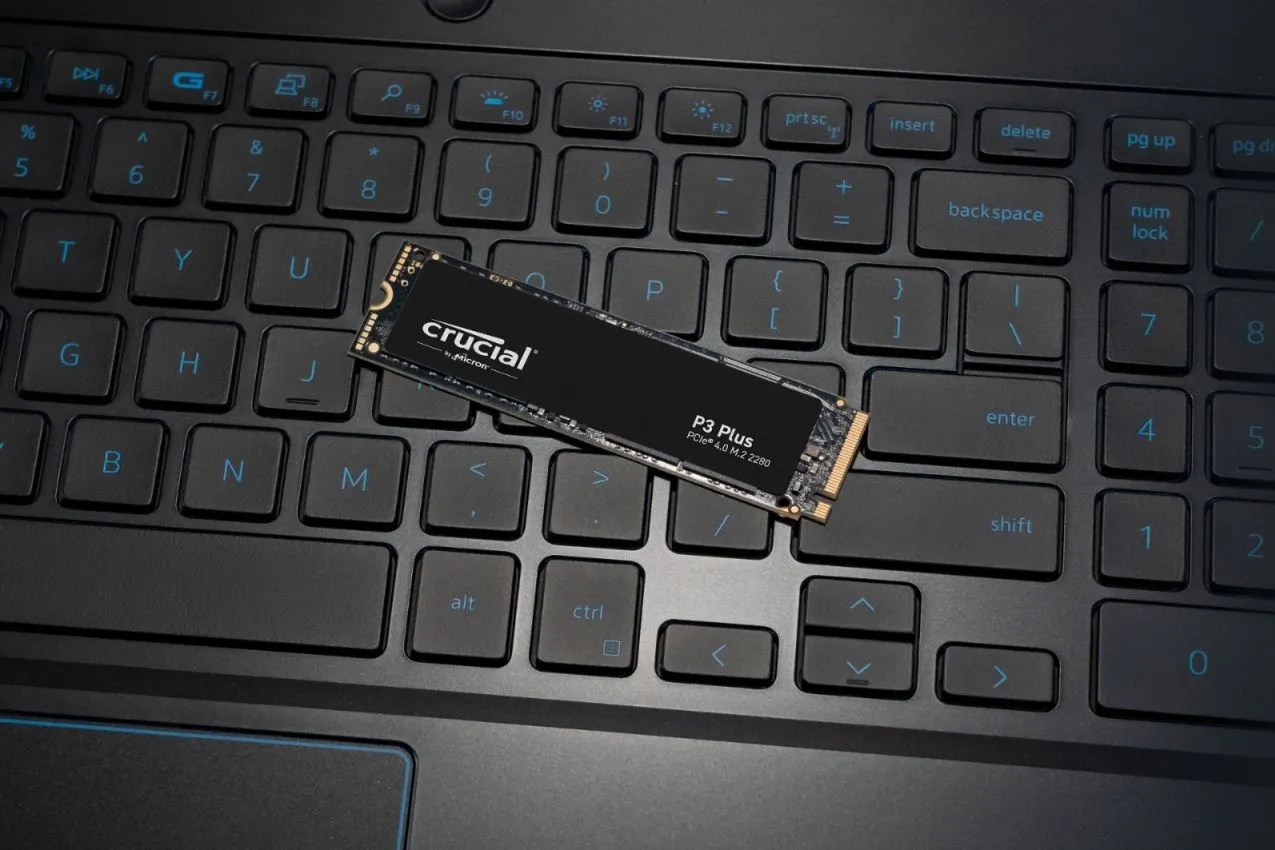 Ổ cứng SSD NVMe Crucial P3 Plus trên bo mạch chủ máy tính xách tay