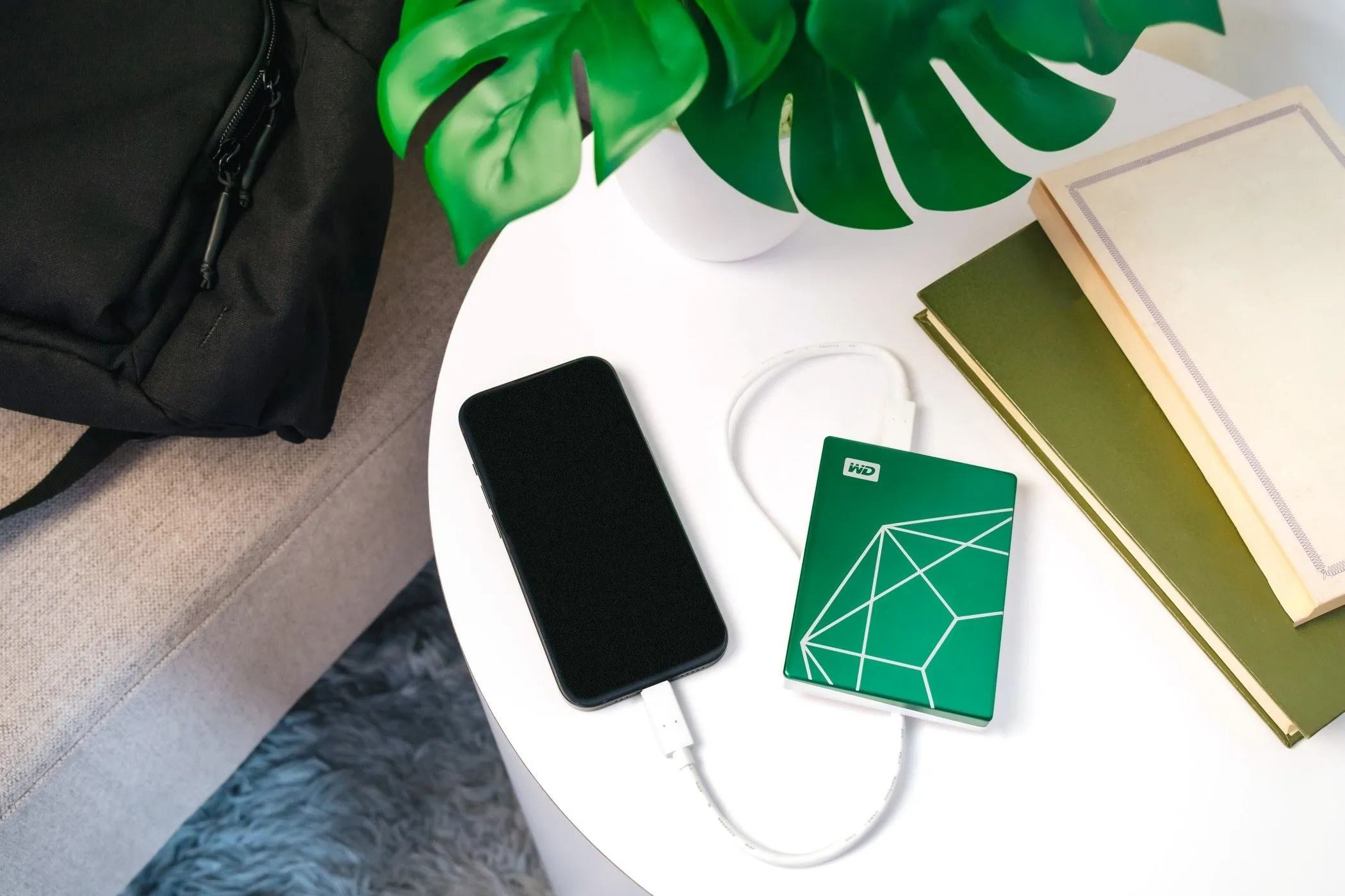 Ổ cứng WD My Passport Ultra Kỷ Niệm 20 Năm kết nối với điện thoại thông minh trên bàn