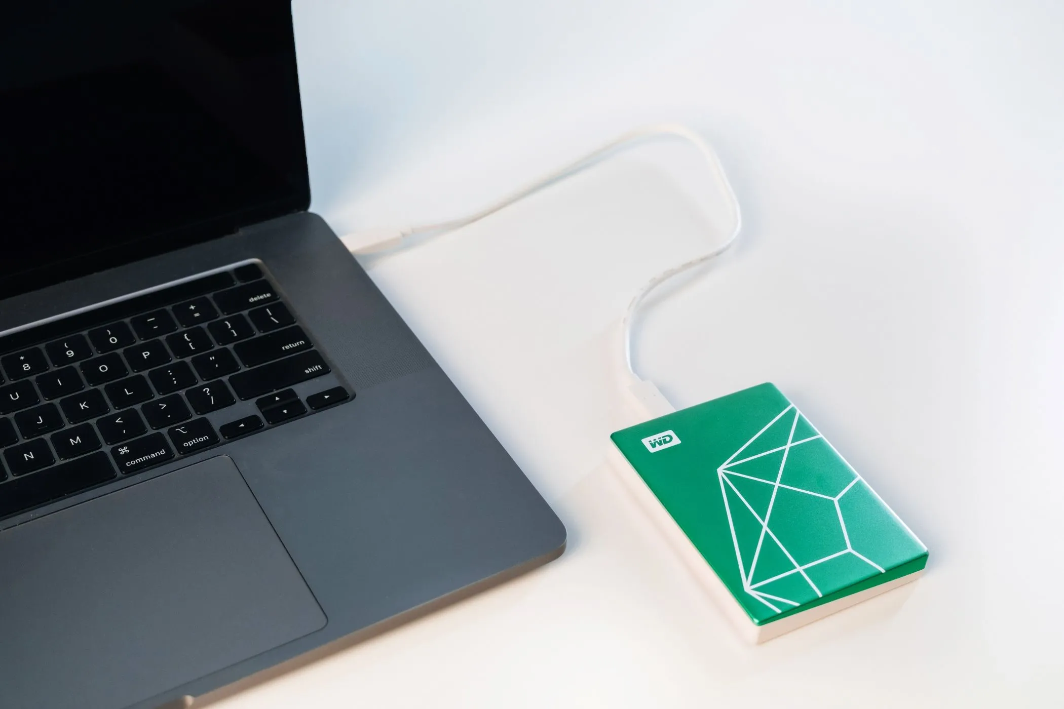 Ổ cứng WD My Passport Ultra phiên bản Ngọc Lục Bảo đang kết nối với máy tính xách tay