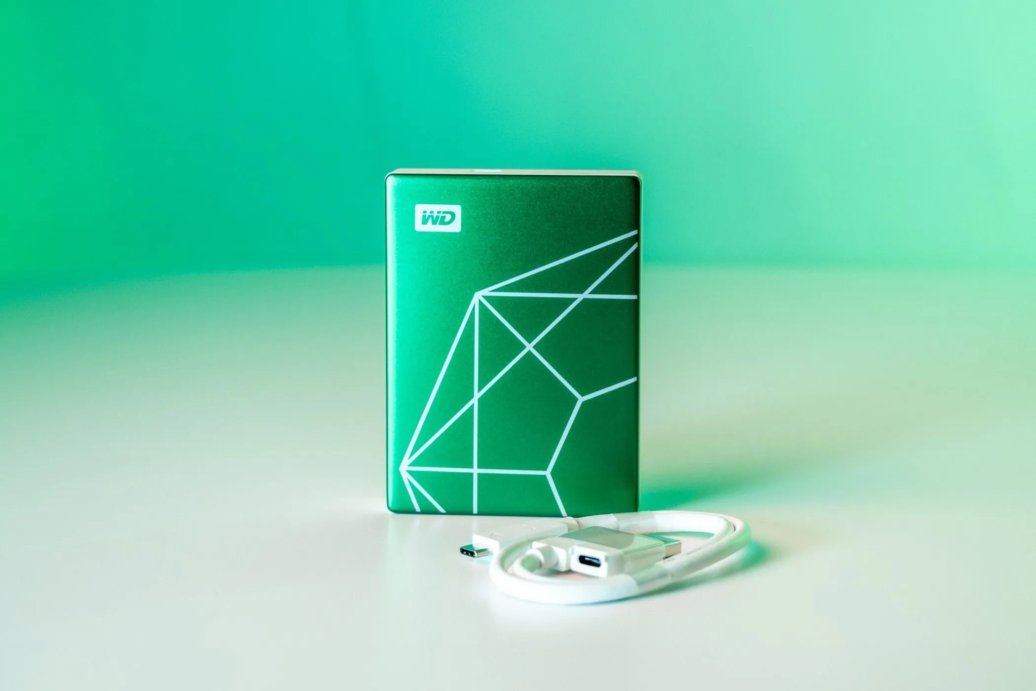 Ổ cứng WD My Passport Ultra phiên bản Ngọc Lục Bảo và cáp USB-C bên cạnh