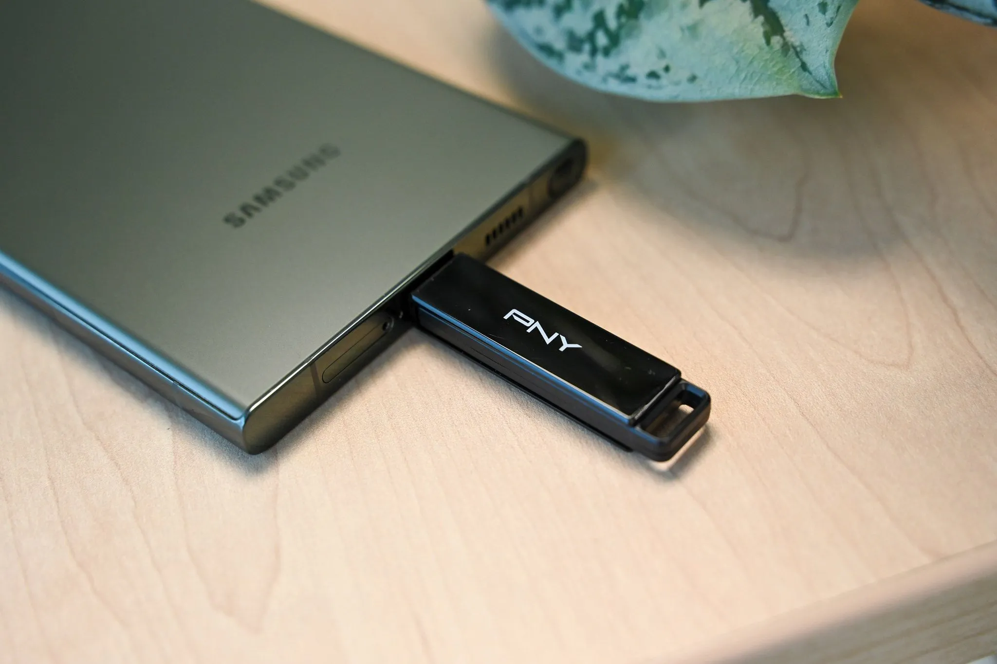 Ổ đĩa flash PNY Elite X Type C đang cắm vào điện thoại Samsung qua cổng USB-C để mở rộng bộ nhớ