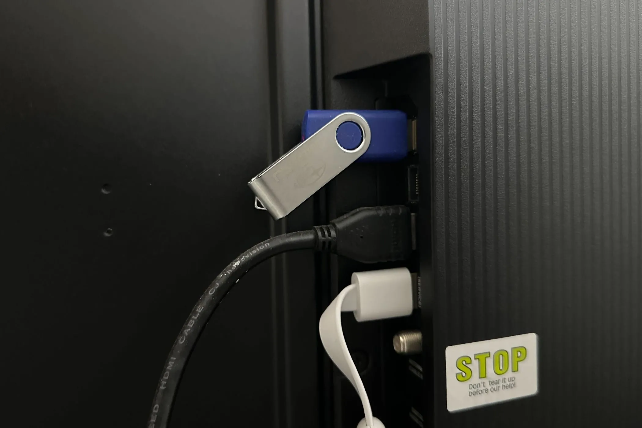 Ổ đĩa USB chứa video được cắm vào cổng USB của Smart TV để phát nội dung.