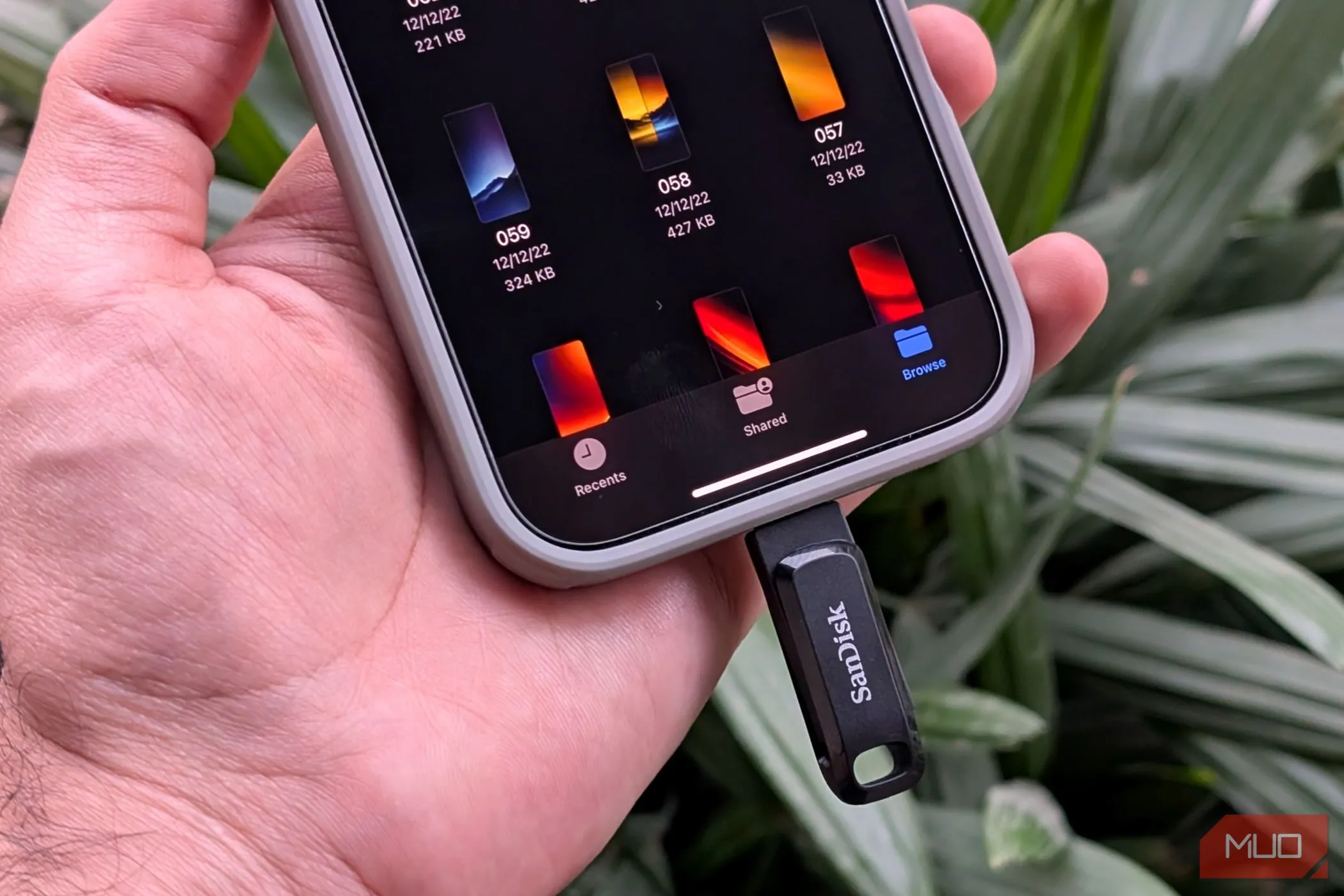 Ổ USB-C gắn ngoài kết nối trực tiếp với iPhone để sao lưu dữ liệu