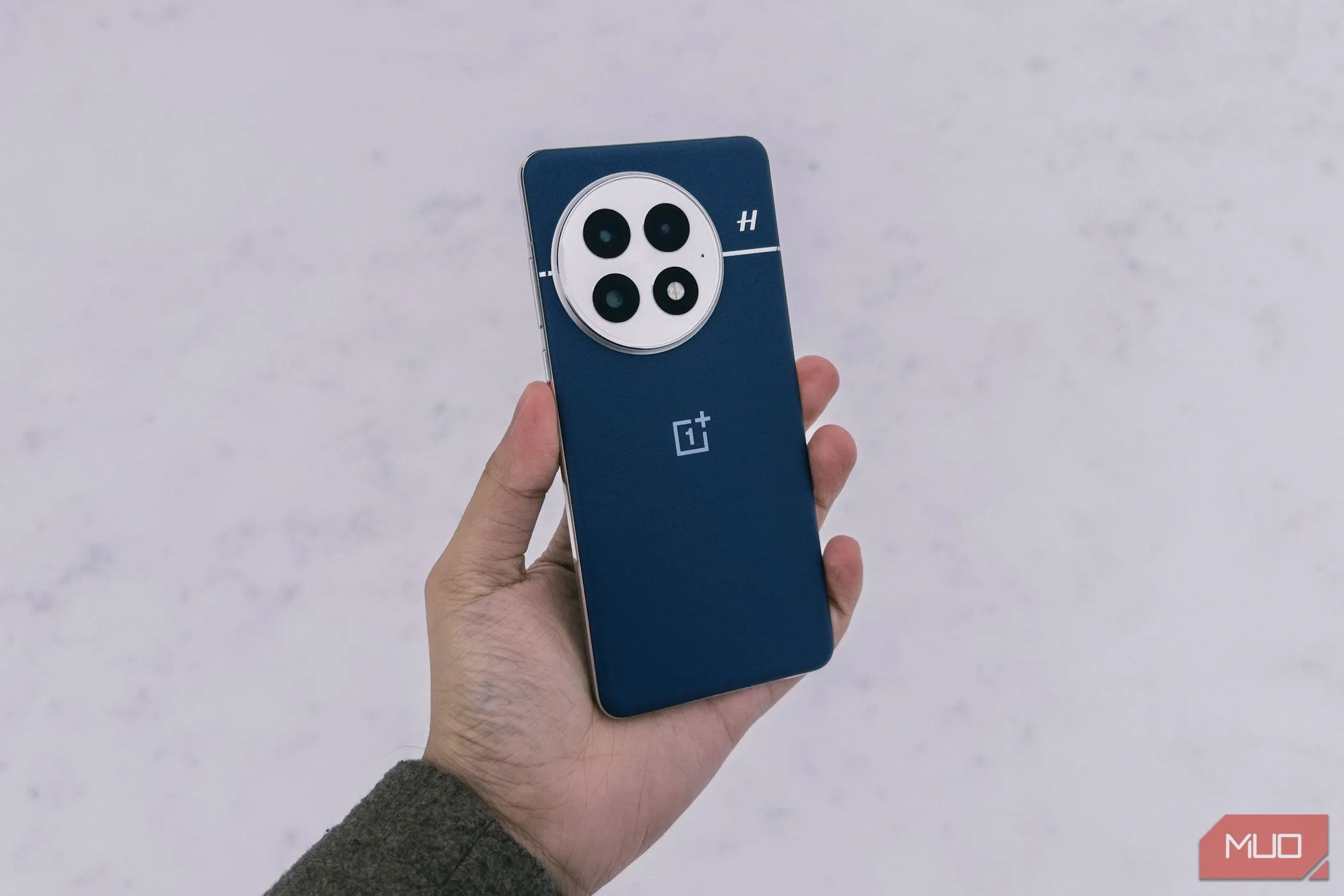 OnePlus 13 được cầm trên tay giữa khung cảnh tuyết trắng, tôn lên vẻ đẹp và độ bền của thiết kế.