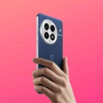 OnePlus 13 với thiết kế mới và viền màn hình cong nhẹ trên nền hồng