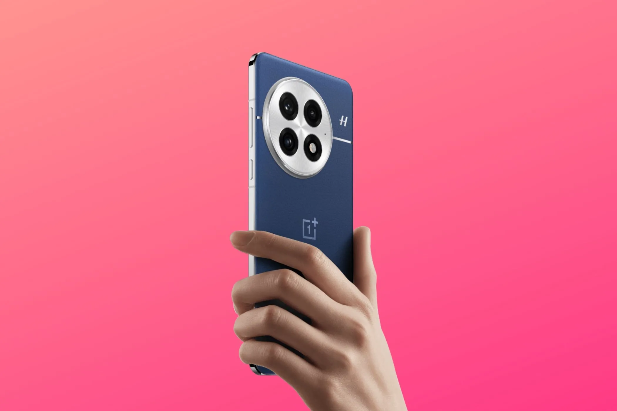 OnePlus 13 với thiết kế mới và viền màn hình cong nhẹ trên nền hồng