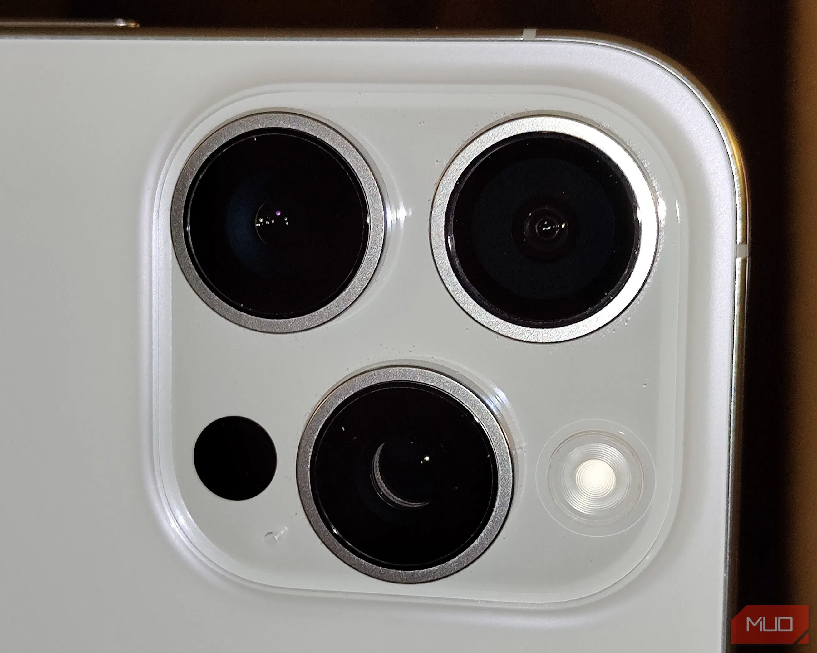 Ống kính camera điện thoại đã được lau sạch hoàn toàn