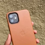 Ốp lưng da màu nâu cho iPhone 12 mang lại vẻ sang trọng và bền bỉ