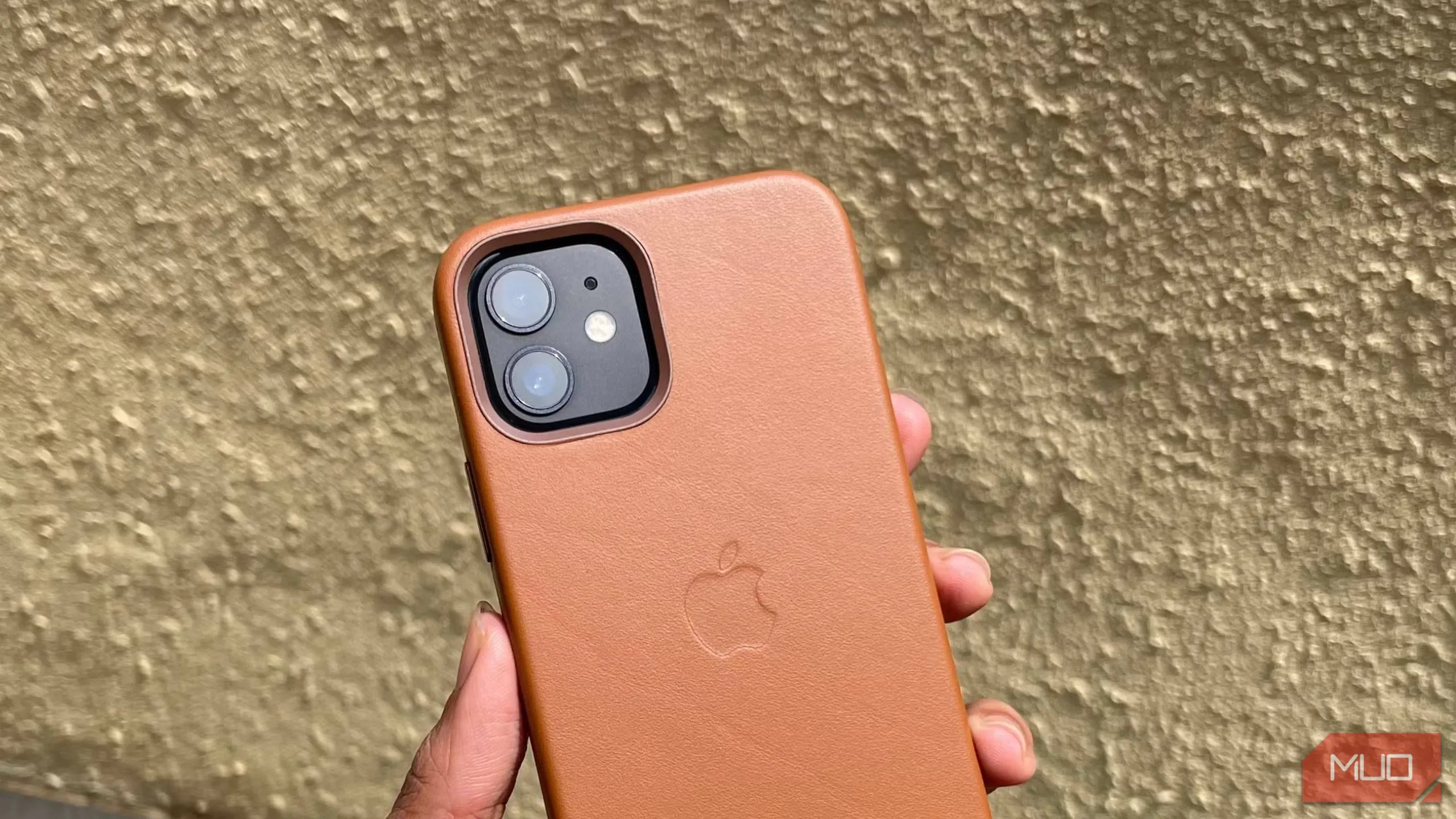 Ốp lưng da màu nâu cho iPhone 12 mang lại vẻ sang trọng và bền bỉ