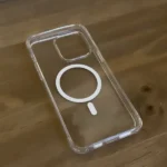 Ốp lưng iPhone 14 Pro Max trong suốt, nổi bật các vị trí nút bấm và camera được bảo vệ chặt chẽ, minh họa kích thước ốp lưng vừa vặn.