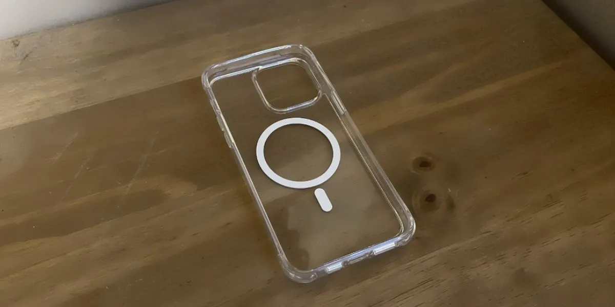 Ốp lưng iPhone 14 Pro Max trong suốt, nổi bật các vị trí nút bấm và camera được bảo vệ chặt chẽ, minh họa kích thước ốp lưng vừa vặn.