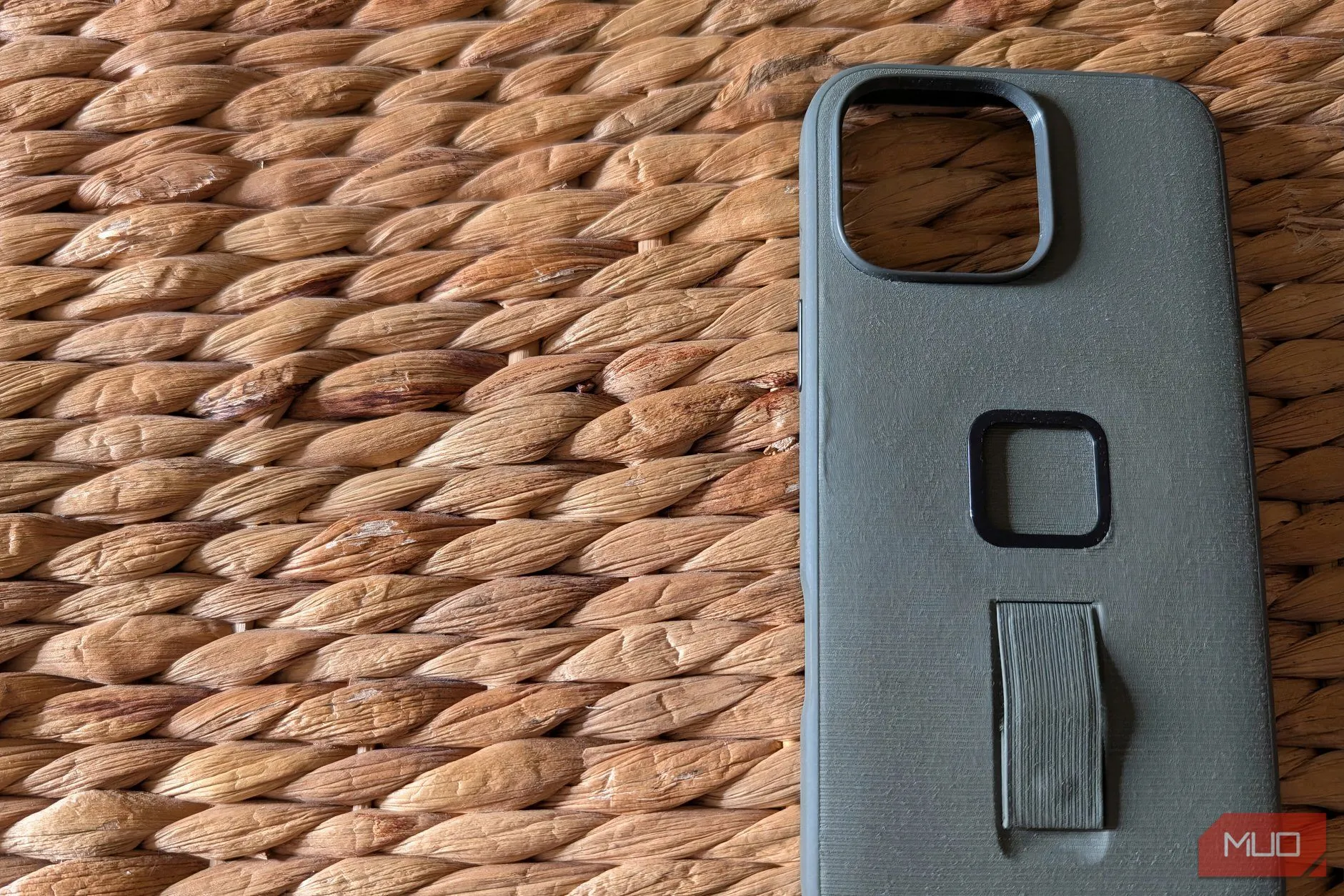 Ốp lưng iPhone chuyên dụng với thiết kế đặc biệt trên bề mặt thô ráp