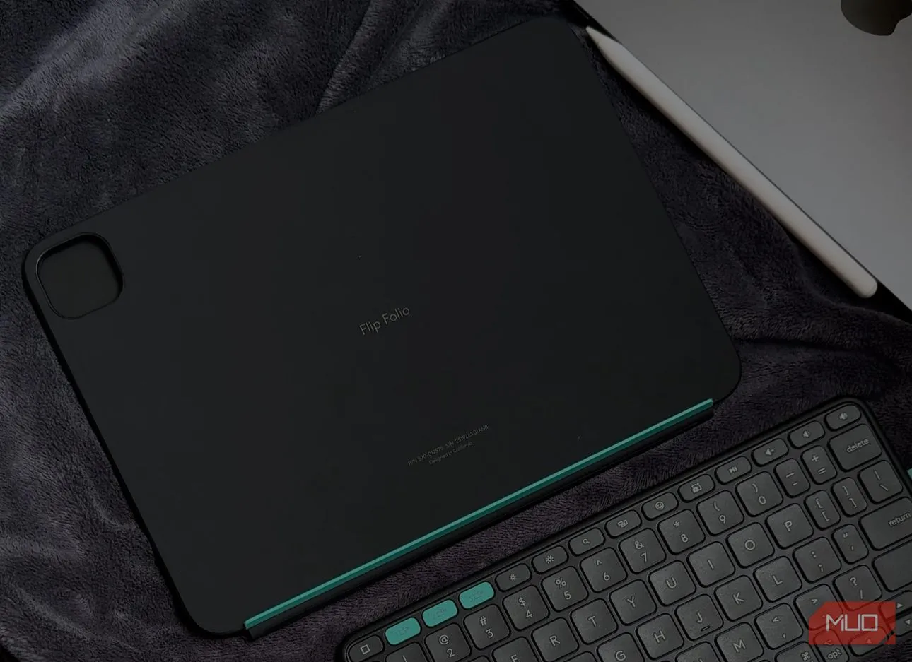 Ốp lưng Logitech Flip Folio đặt trên chăn cạnh iPad