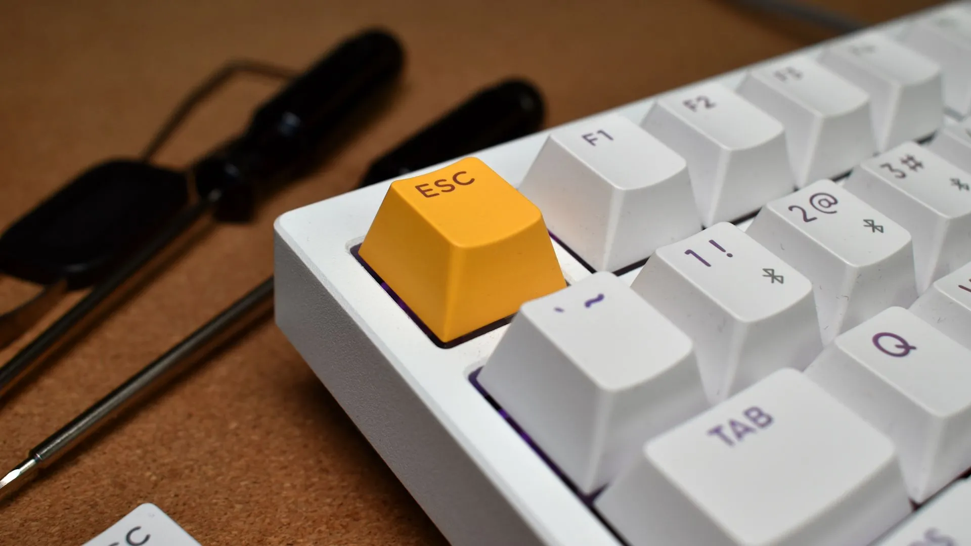 Phím ESC màu vàng nổi bật trên bàn phím Lemokey P1 HE