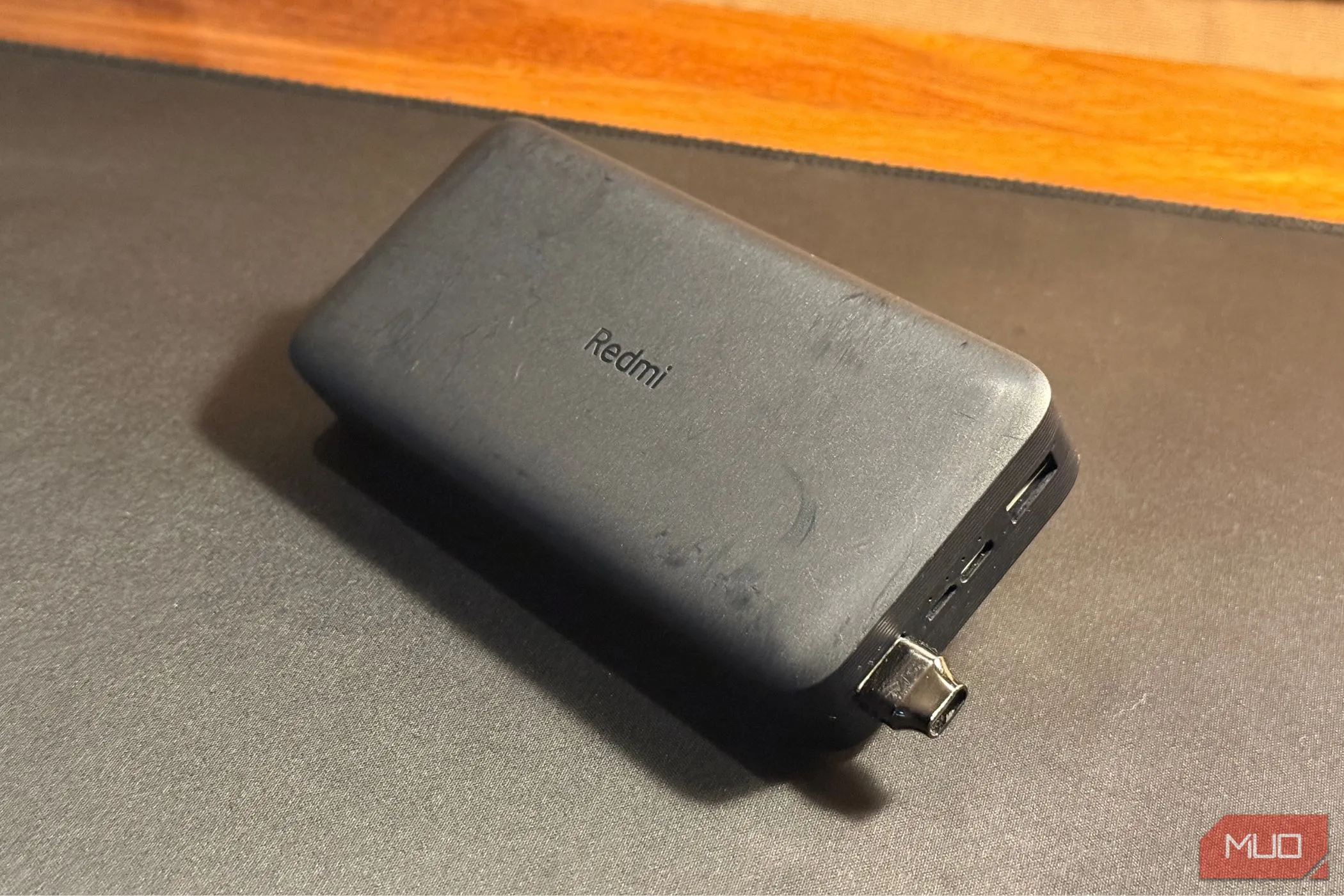 Pin sạc dự phòng Redmi 20000mAh dung lượng lớn đặt trên mặt bàn
