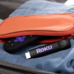 Roku Streaming Stick và Streaming Stick Plus nhỏ gọn trong túi, minh họa tính di động và tiện lợi.