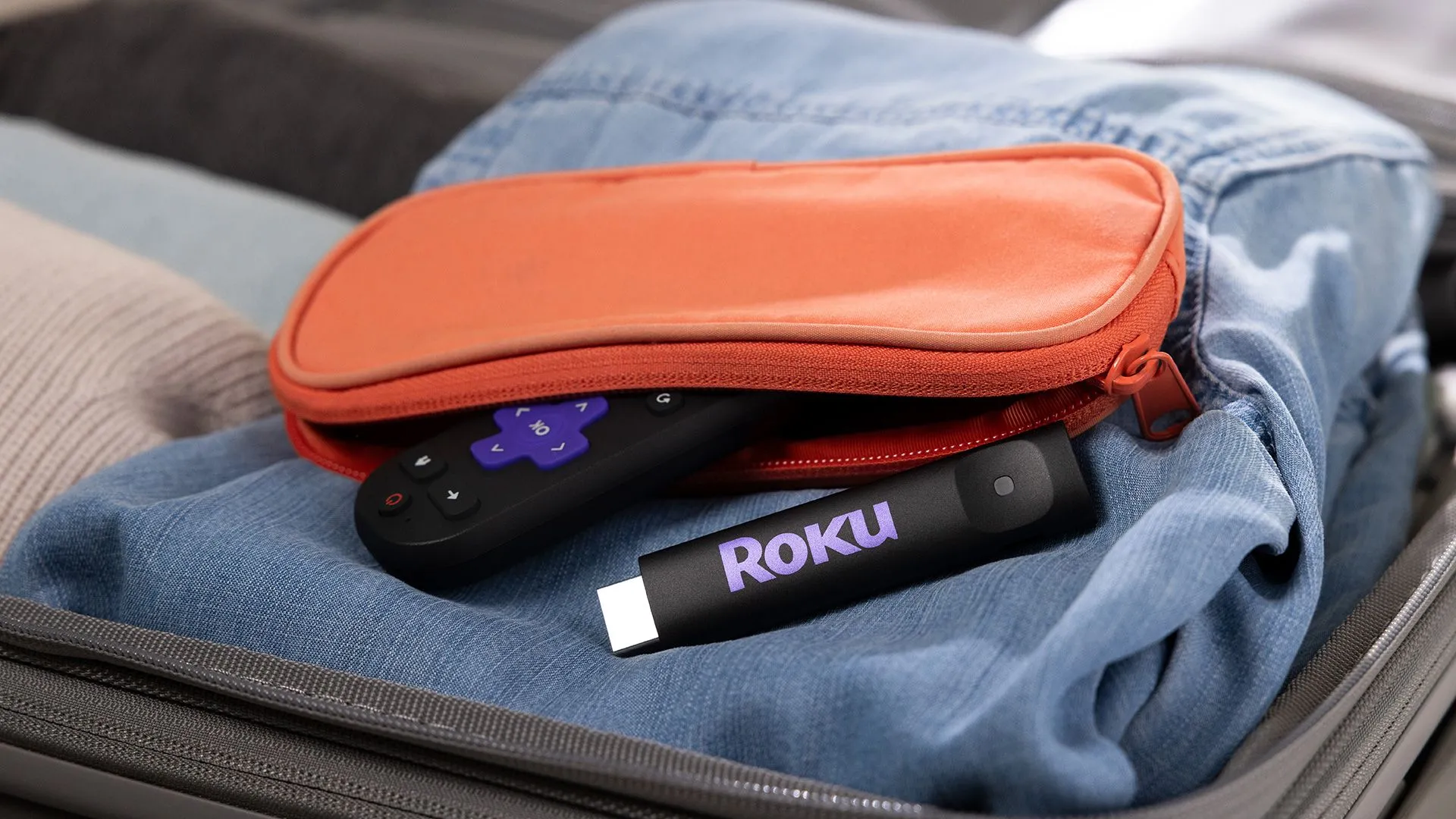 Roku Streaming Stick và Streaming Stick Plus nhỏ gọn trong túi, minh họa tính di động và tiện lợi.