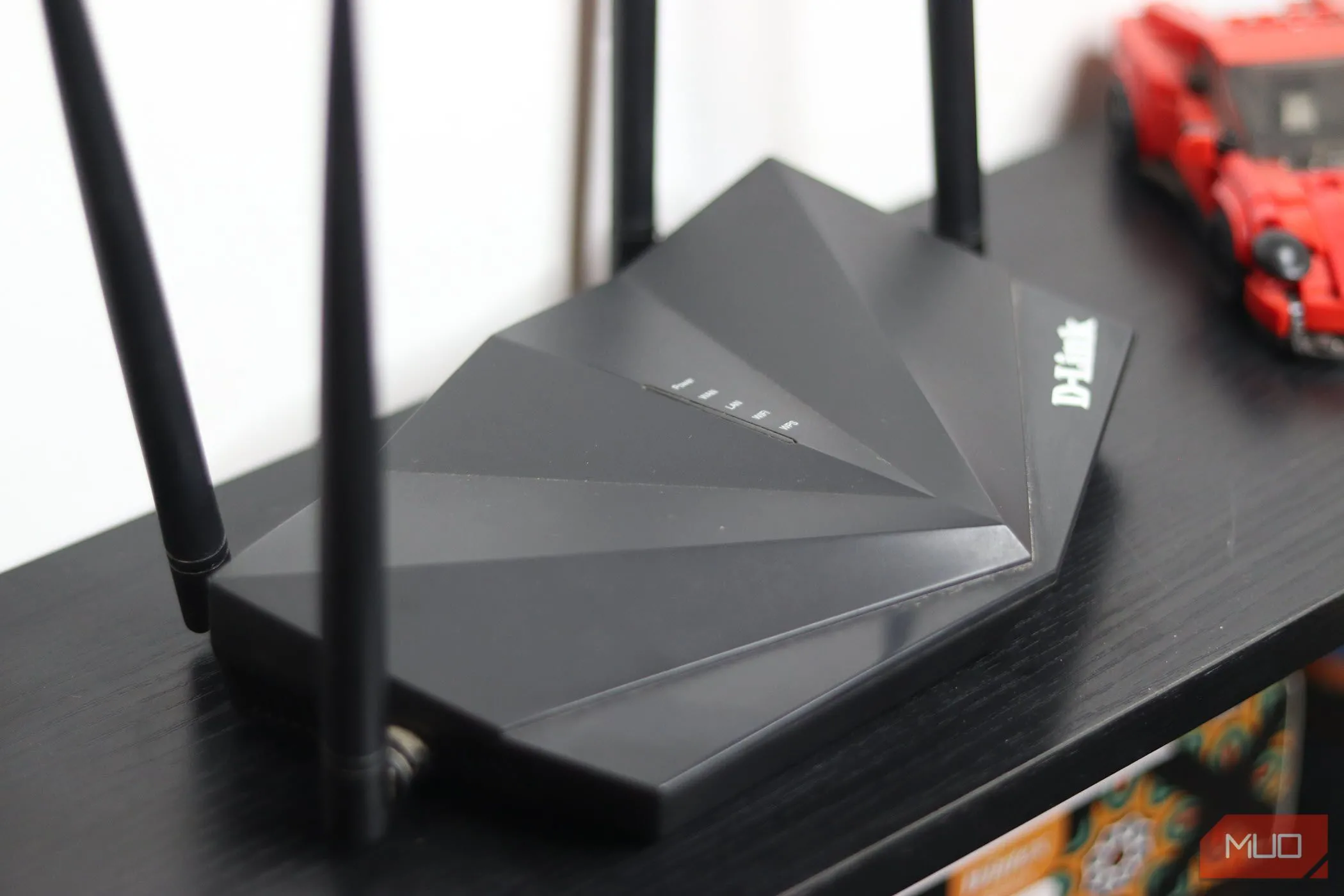 Router cũ dòng N300 đời trước, dấu hiệu cần nâng cấp để cải thiện hiệu suất Wi-Fi