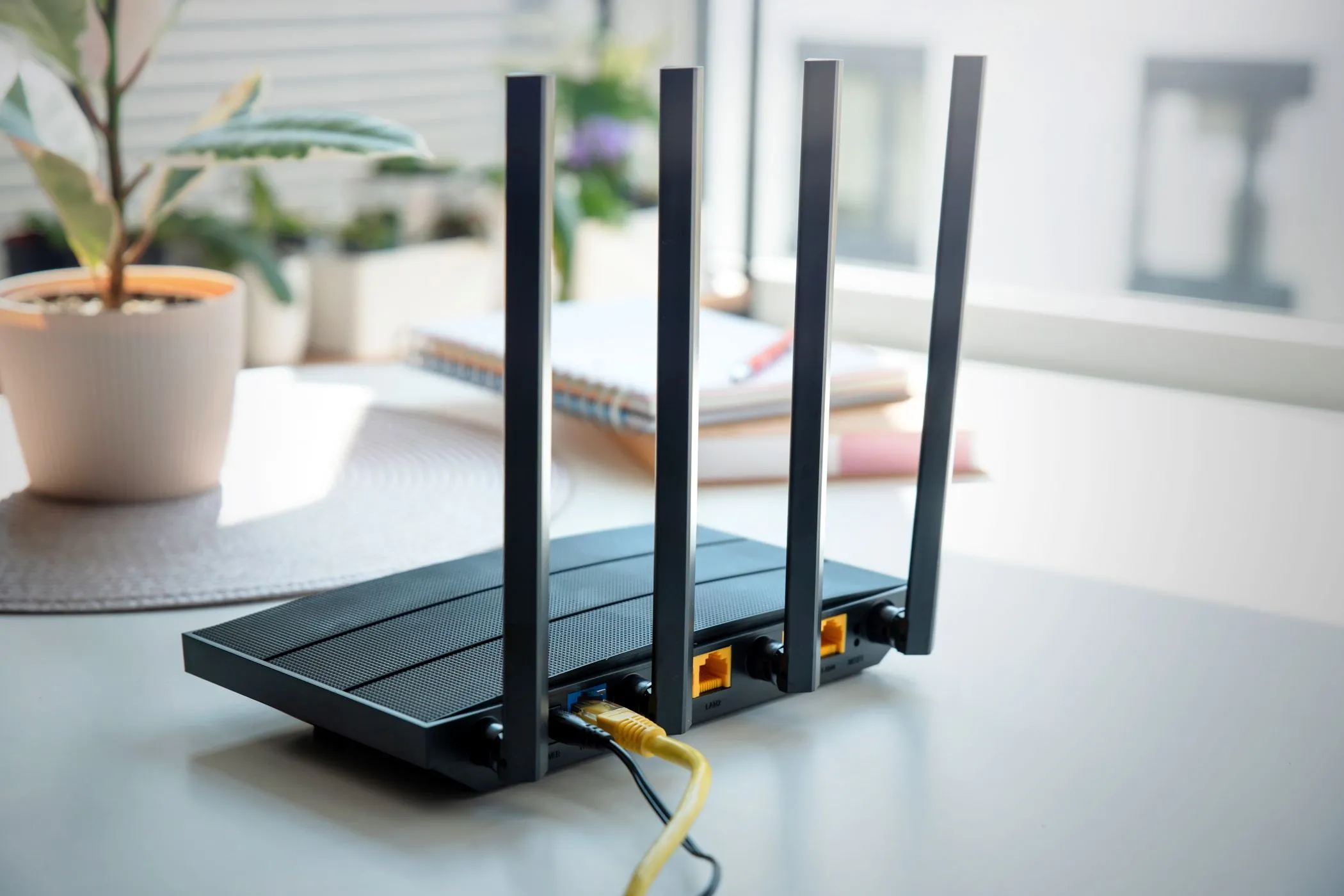 Router Wi-Fi hiện đại với bốn ăng-ten, cần được cập nhật firmware thường xuyên để đảm bảo an toàn mạng