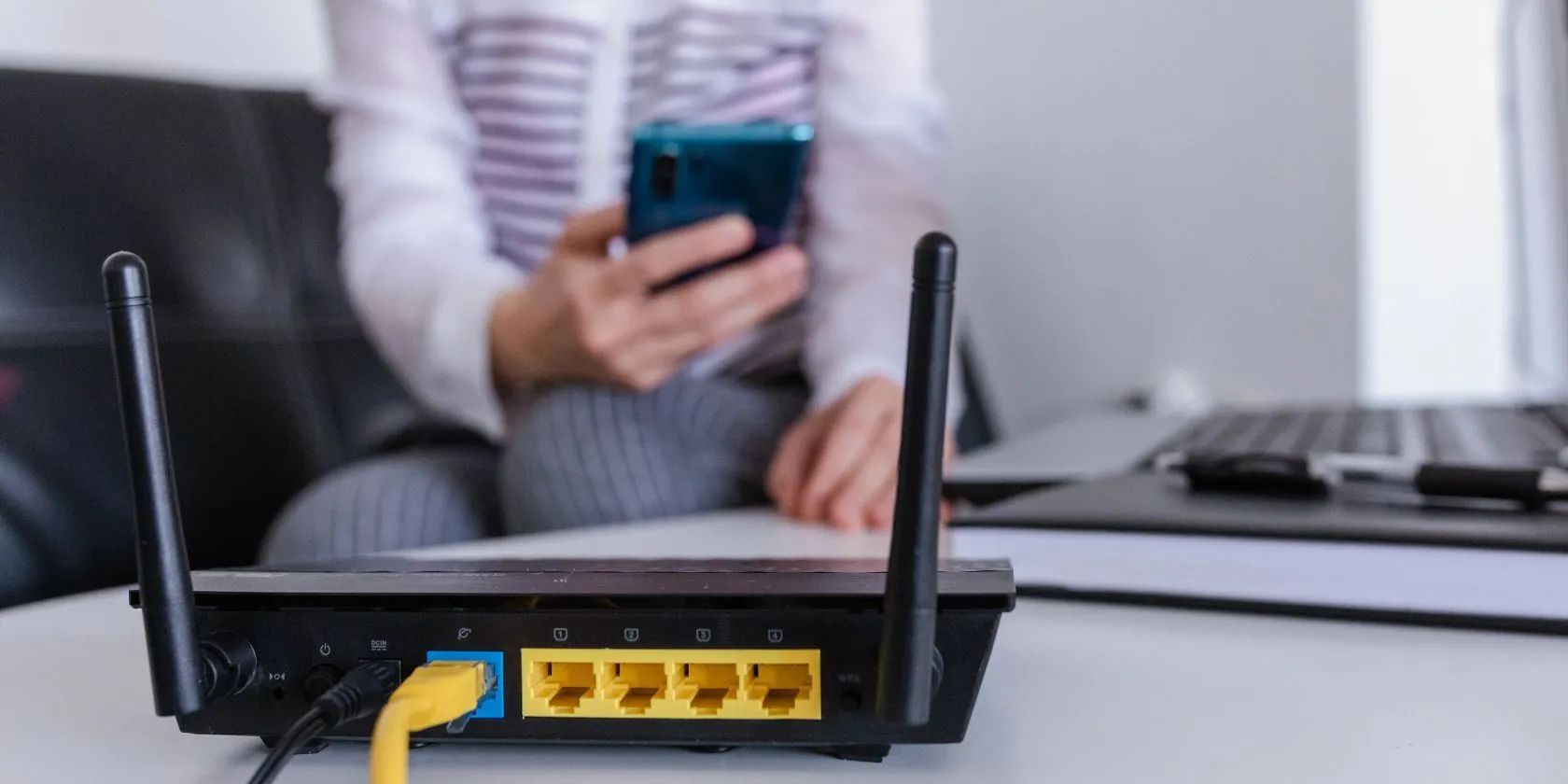 Router Wi-Fi và người dùng, hình ảnh minh họa cho lỗ hổng bảo mật UPnP trên mạng gia đình