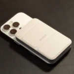 Sạc dự phòng Anker gắn trên iPhone 16 Pro, minh họa giải pháp sạc khẩn cấp khi điện thoại hết pin