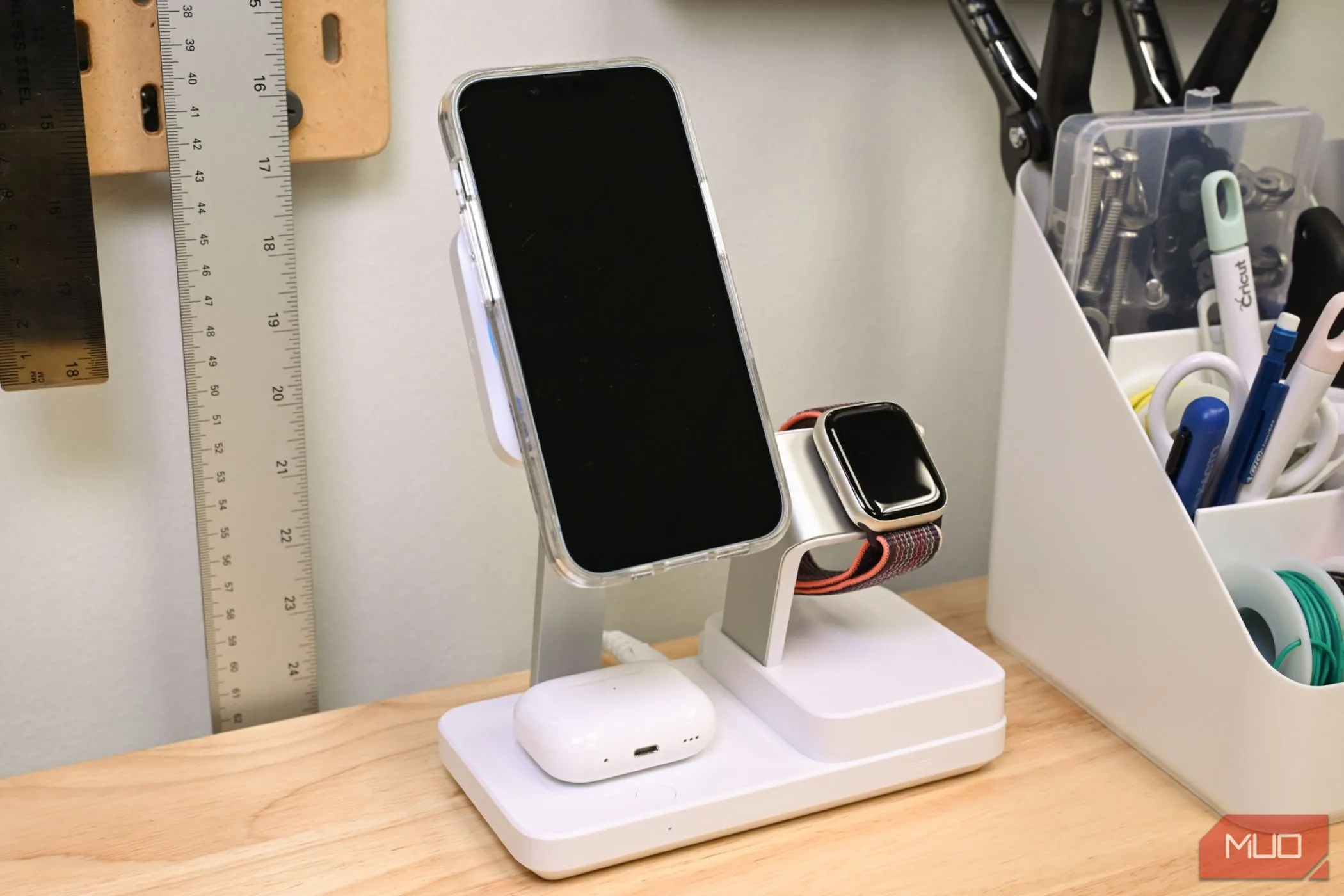 Sạc không dây đa năng Qi2/MagSafe với iPhone, AirPods và Apple Watch trên bộ sạc ESR