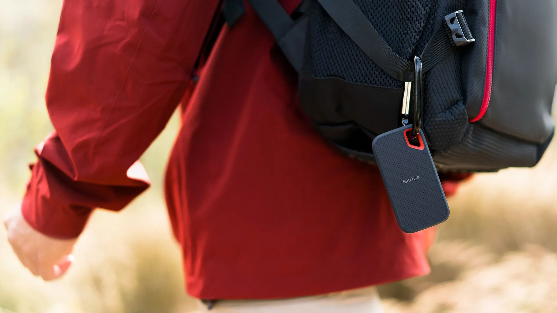 SanDisk Extreme Portable SSD 8TB được gắn vào ba lô người dùng, thể hiện tính di động và bền bỉ khi di chuyển