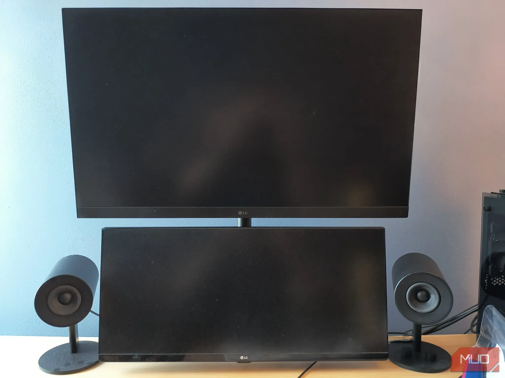 Setup bàn làm việc với hai màn hình xếp dọc sử dụng tay đỡ màn hình đôi