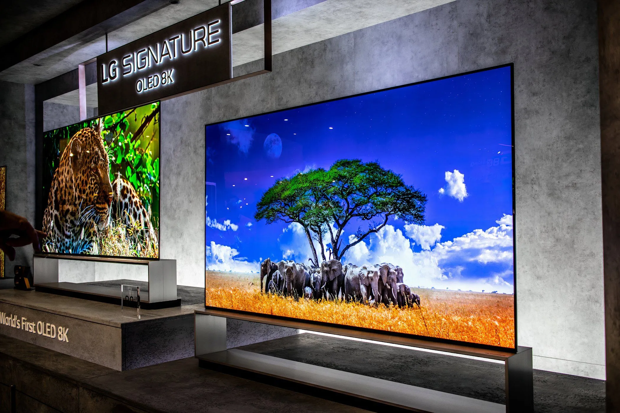 Smart TV LG trưng bày trên chân đế tại sự kiện công nghệ