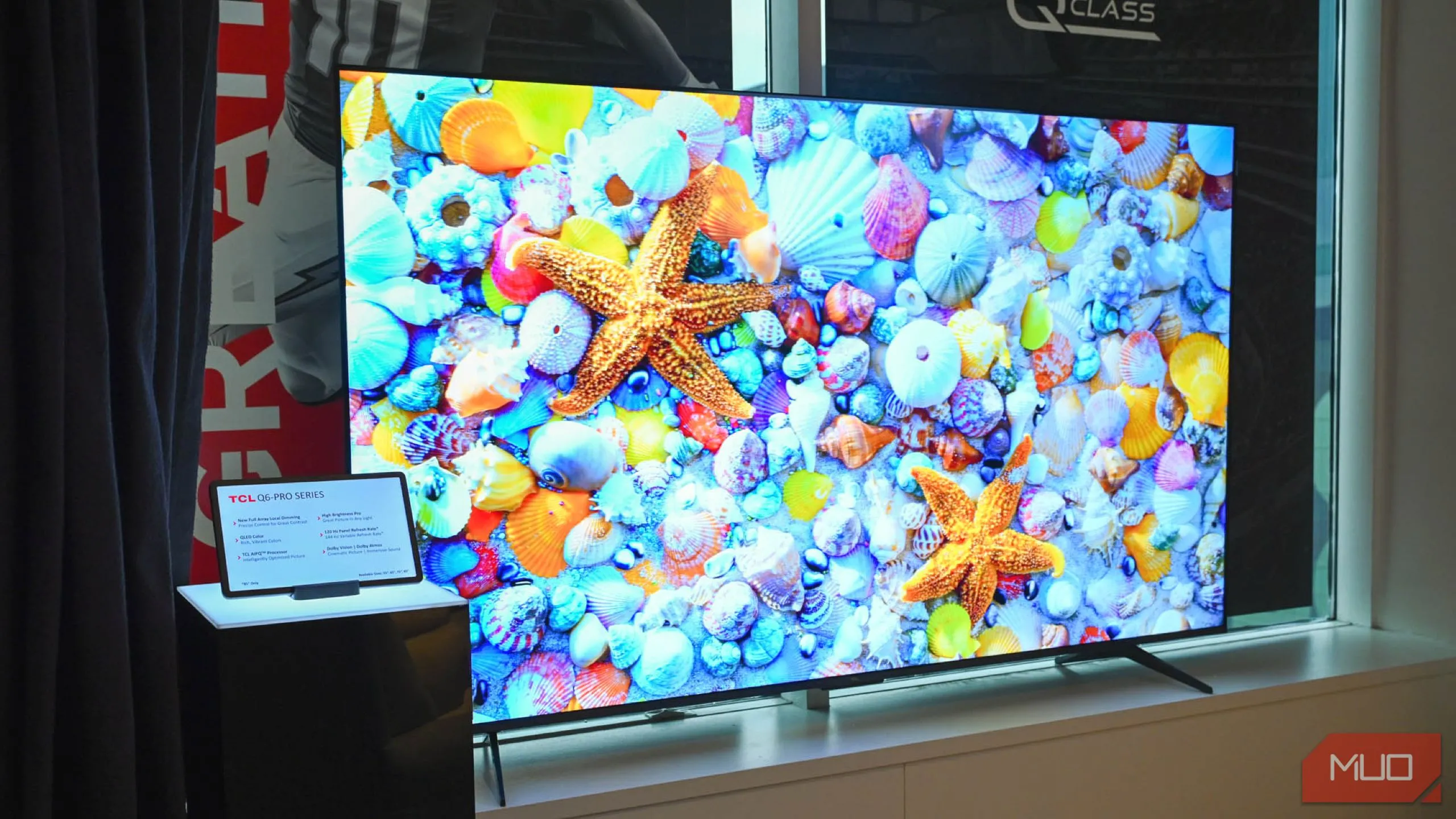 Smart TV TCL Q6 Pro Series tại triển lãm CES 2024, thể hiện tần suất cập nhật phần mềm