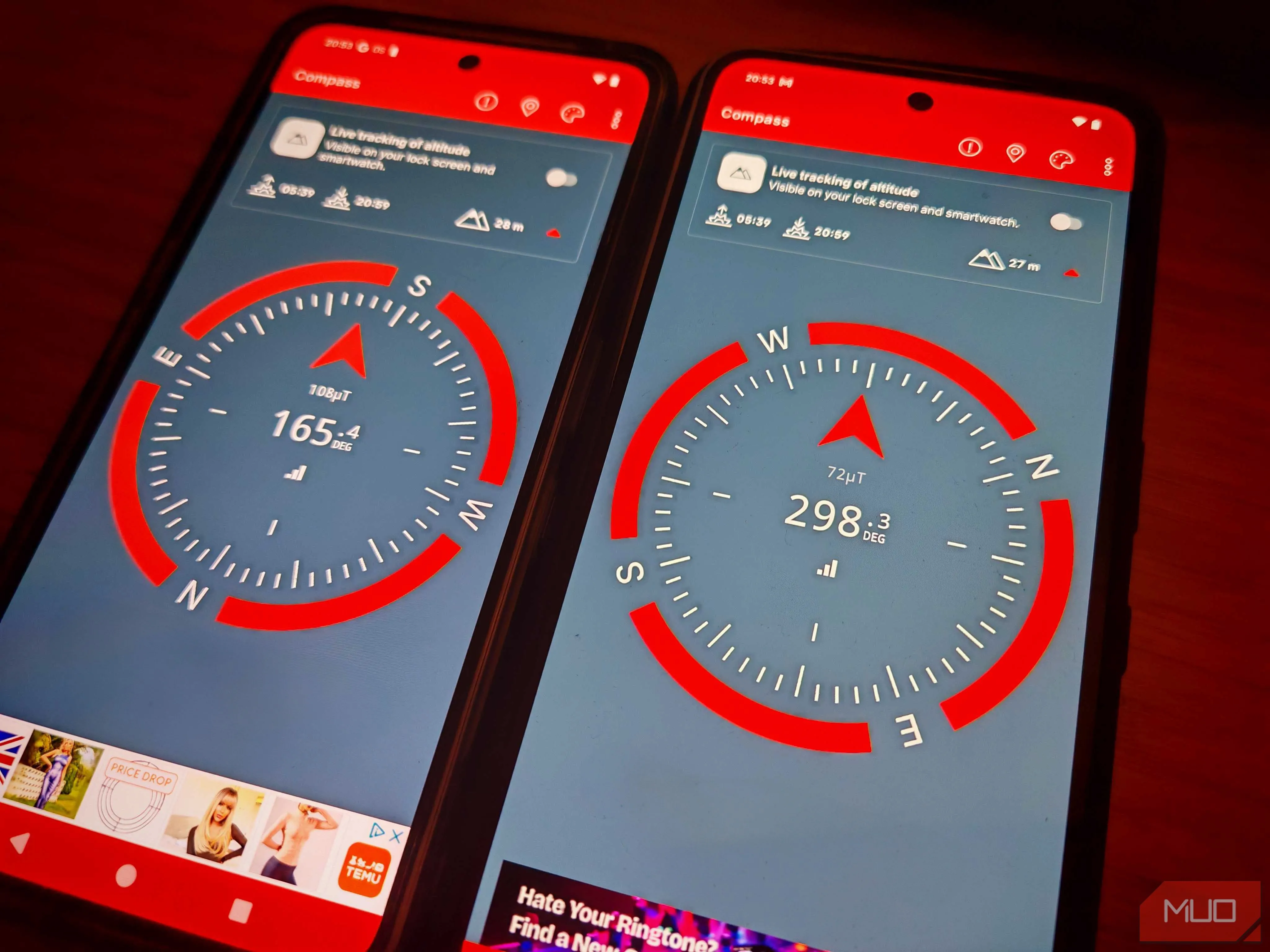 So sánh kết quả la bàn của hai điện thoại Nothing Phone (3a) và Nothing Phone (3a) Pro đặt cạnh nhau, hiển thị hướng khác biệt