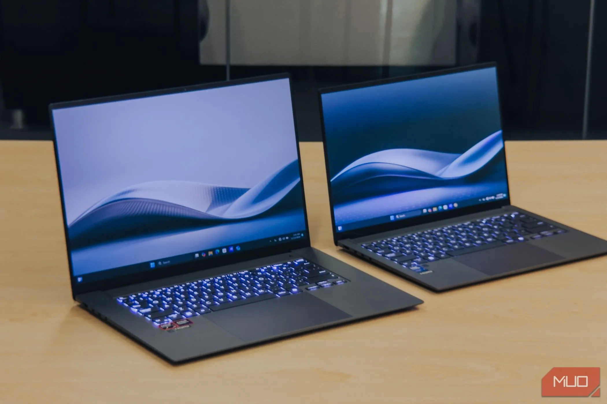 So sánh kích thước ASUS Zenbook S 16 với Zenbook S14 trên bàn làm việc